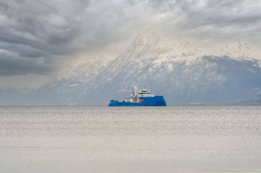 Hareid, Norway - 2020 Mart 15. Windfarm gemisi Windea Jules Verne Norveç fiyordunda.