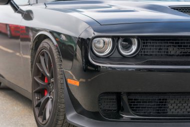 GEIRRANGER, NORway - 2020 HAZİRAN 21. Siyah bir Amerikan kaslı arabasının ön görüntüsü.