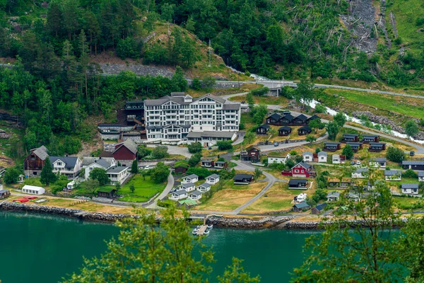 GEIRRANGER, NORway - 2020 HAZİRAN 21. Fiyorda kamp alanı olan Geiranger fijord..