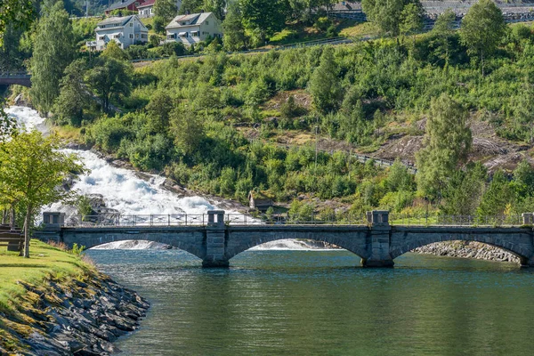 Yardım edin, Norrway - 2020 Ağustos 10 Ağustos. Hellesyltfossen şelalesi ve güzel taş köprü.