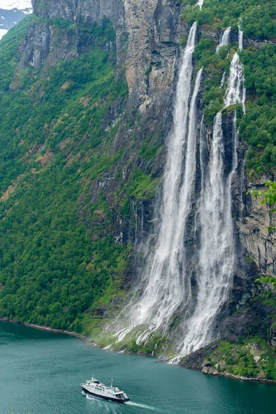 Geiranger Noruega 2020 Junho Ferry Passando Pela Cachoeira Das Sete — Fotografia de Stock