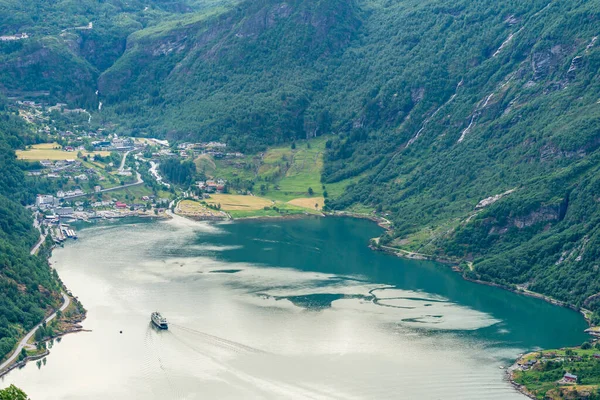 Geiranger Norway 2020 6月23日 イーグルロードから取られたガイランガー市とフィヨルド — ストック写真