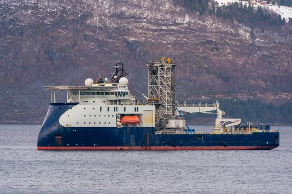 Hareid, Norway - 2020 Mart 15. Norveç fiyortunda Ada İnşaatçısı.