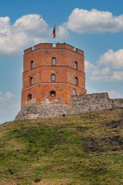 Vilnius, Litvanya - 2020 Mart 07. Gediminas Kulesi - Yukarı Kale 'nin kalan kısmı.
