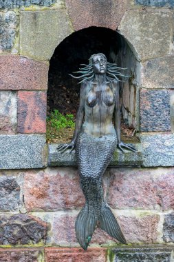 Vilnius, Litvanya - 2020 Mart 07. Vilnius 'un Uzupis ilçesindeki Vilnele nehrinin setinde Romas Vilciauskas' ın Iconic heykeli.