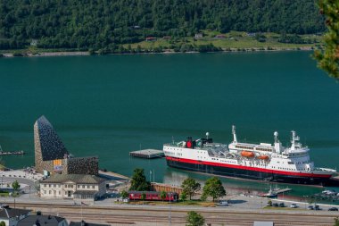 AANDALNES, NORway - 2020 Haziran 24. Aandalsnes şehir manzarası tren istasyonunda..