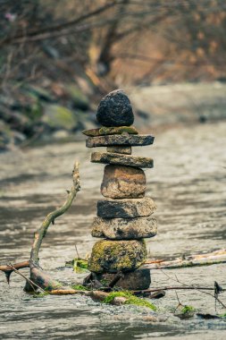 Vilnius, Litvanya - 2020 Mart 07. Vilnius Vilnia Nehri 'ndeki taş piramit binası..