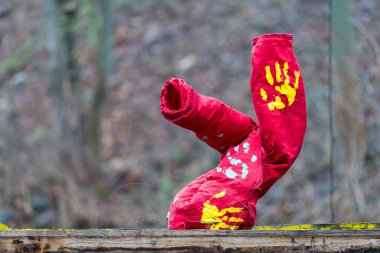 VILNIUS, LITHUANIA - 2020 MARCH 07.kırmızı pantolon havada.