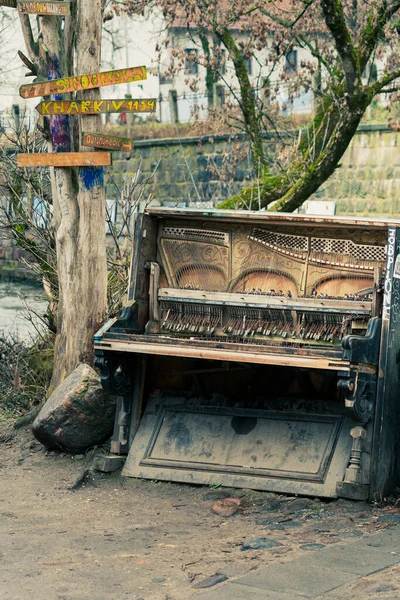 Vilnius Litva Březen202007 Opuštěné Gran Piano Zchátralé Piano Řeky Vilnie — Stock fotografie