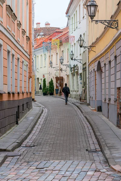 Vilnius, Litvanya - 2020 Mart 07. Vilnius 'un eski kasabasındaki sokak manzarası.