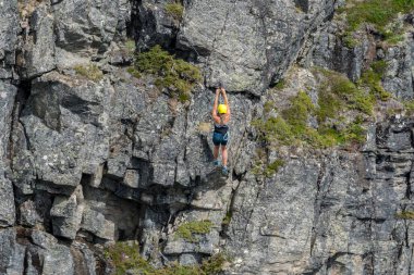 LOEN, NORway - 2020 HAZİRAN 20 Norveç 'te bir kablolu ekstrem spordan sallanırken.