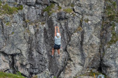 LOEN, NORway - 2020 HAZİRAN 20 Norveç 'te bir kablolu ekstrem spordan sallanırken.
