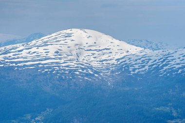 LOEN, NORway - 2020 HAZİRAN 20 İlkbaharda karla kaplı dağın tepesi.