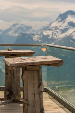 LOEN, NORway - 2020 HAZİRAN 20 Loen 'deki dağın tepesinde şarap..