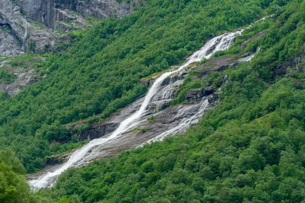 Loen Norvège Juin 2020 Cascade Bas Montagne Arbres Verts — Photo