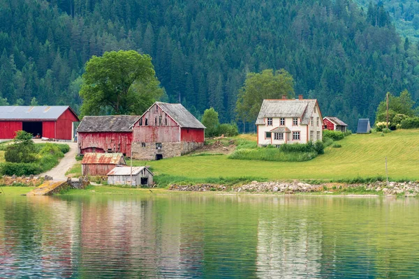 LOEN, NORway - 2020 HAZİRAN 20 Denize yakın Norveç çiftliği.