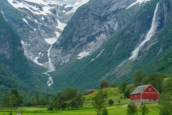 LOEN, NORway - 2020 HAZİRAN 20 Norveç 'teki Briksdalsbreen Buzulu