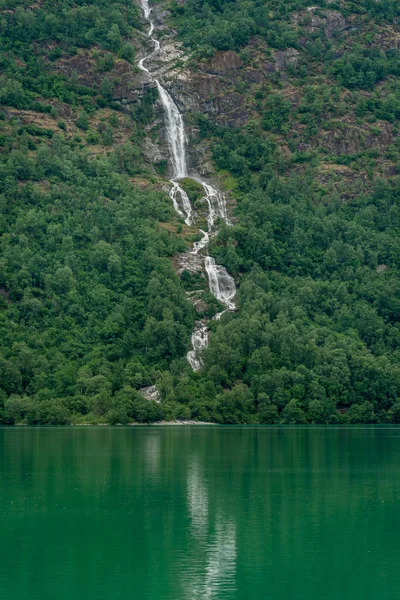 Лоэн Норвегия Июня Зеленая Вода Водопадом Весной — стоковое фото