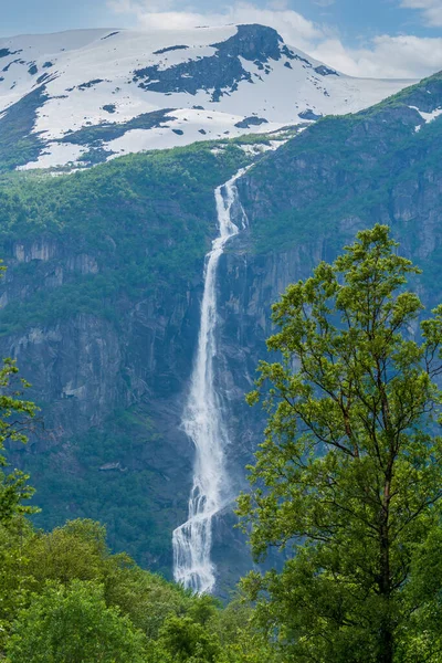 Löhne Norwegen Juni 2020 Frühling Blick Norwegen Mit Hohen Schneebedeckten — Stockfoto