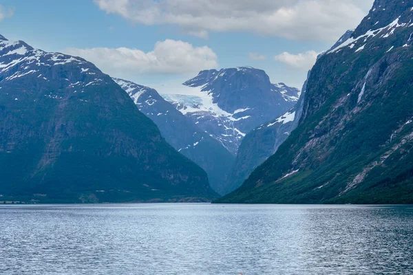 Loen Noruega 2020 Junho Fiorde Montanhas Primavera Noruega — Fotografia de Stock