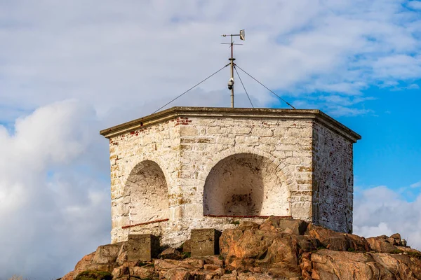 LINDESES, NORWAY - Eylül 08. Lindesnes Fyr Deniz feneri, Güzel Doğa Norveç doğal manzarası.