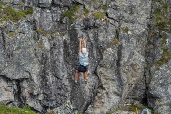 LOEN, NORway - 2020 HAZİRAN 20 Norveç 'te bir kablolu ekstrem spordan sallanırken.