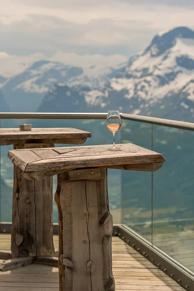 LOEN, NORway - 2020 HAZİRAN 20 Loen 'deki dağın tepesinde şarap..