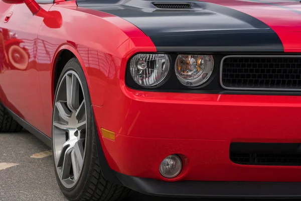 GEIRRANGER, NORway - 2020 HAZİRAN 21. Kırmızı Amerikan kaslı arabasının ön görüntüsü..