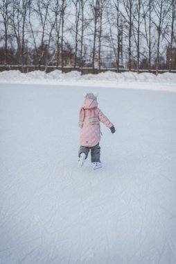 Bir çocuk kışın oyun oynar