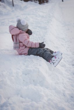 Bir çocuk kışın oyun oynar