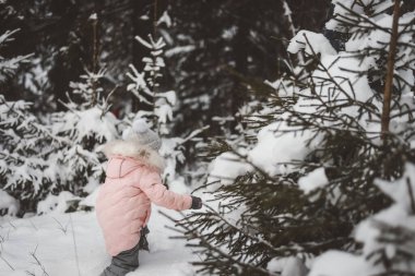 Bir çocuk kışın oyun oynar