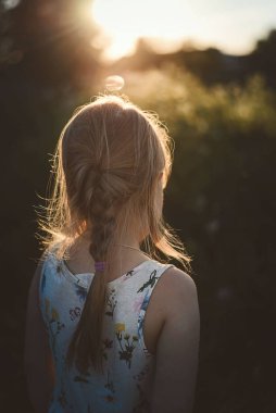 Anne ve kızı plajda gün batımında oynuyorlar.