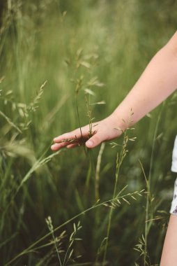 Anne ve kızı plajda gün batımında oynuyorlar.