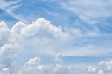 Güzel mavi gökyüzü, arka planda bulut