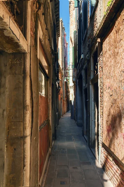 日当たりの良い夏の日にヴェネツィアの多くの狭い通りの一つ — ストック写真