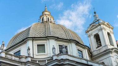 Katedralin bir parçasının altında mavi bir gökyüzünün arka planına karşı pedikürde antik heykeller var.