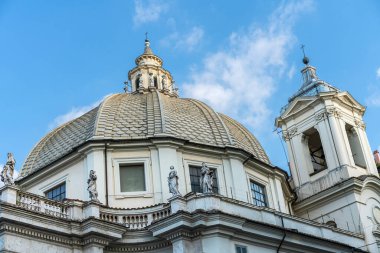 Katedralin bir parçasının altında mavi bir gökyüzünün arka planına karşı pedikürde antik heykeller var.