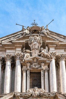 Katedralin bir parçasının altında mavi bir gökyüzünün arka planına karşı pedikürde antik heykeller var.