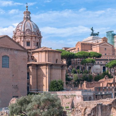 Güneşli bir yaz gününde mavi gökyüzüne karşı Jül Sezar 'ın forumunun bir parçası. Roma. İtalya