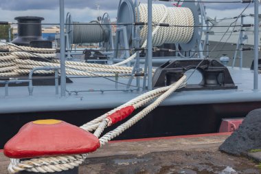 Güçlü bir çapa halatı, savaş gemisinin iskeleye yanaşmasını sağlıyor.