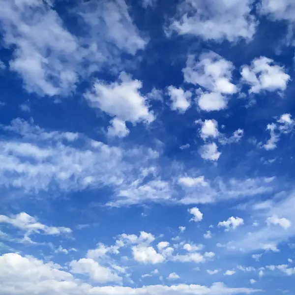 Schöner Blauer Himmel Mit Kleinen Weißen Kumulus Und Großen Zirruswolken — Stockfoto