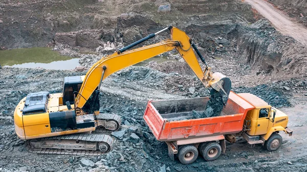 Das Verladen Von Erde Mit Einer Baggerschaufel Einen Lkw Auf — Stockfoto