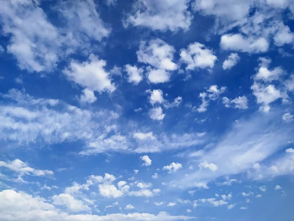 Céu Azul Bonito Com Pequeno Cúmulo Branco Grandes Nuvens Cirrus — Fotografia de Stock