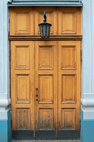 Velha Porta Madeira Com Ornamentos Madeira Parte Histórica Lisboa — Fotografia de Stock