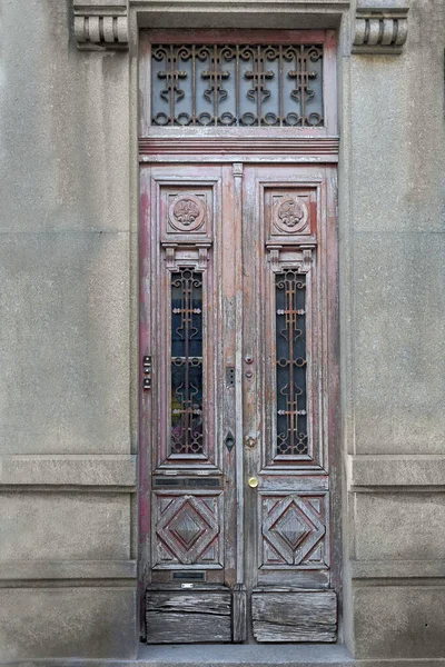 ポルトの歴史的なポルトガルの街の金属装飾が施された古い木製のドア — ストック写真
