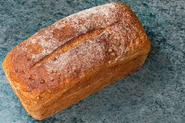 Pagnotta Rettangolare Pane Grano Con Una Crosta Lucida Forno Sulla — Foto Stock