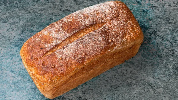 Pagnotta Rettangolare Pane Grano Con Una Crosta Lucida Forno Sulla — Foto Stock