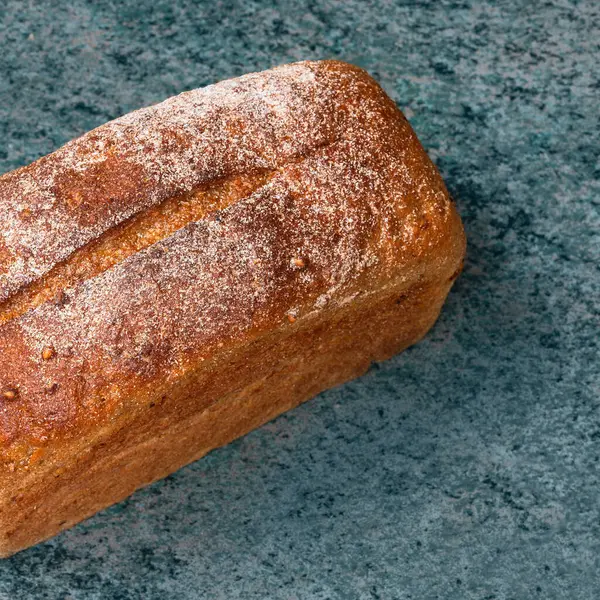 Прямоугольная Буханка Пшеничного Хлеба Запечённой Блестящей Корочкой Кухонном Столе — стоковое фото