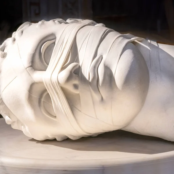 Eine Marmorstatue Eines Männerkopfes Der Auf Der Seite Liegt Rom — Stockfoto