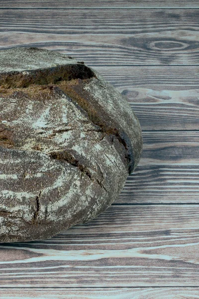 Rundes Roggenbrot Mit Rissiger Kruste Auf Hölzernem Hintergrund — Stockfoto